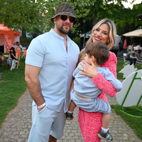 Eva Perkausová se synem a manželem.