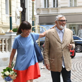 V létě nosí minišaty s bílými teniskami a její look tak vypadá velmi mladistvě.