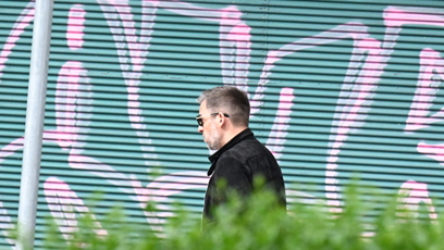 FOTO: Janek Bartoška byl spatřen u domu Jiřího Bartošky.