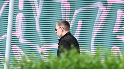 FOTO: Janek Bartoška byl spatřen u domu Jiřího Bartošky.