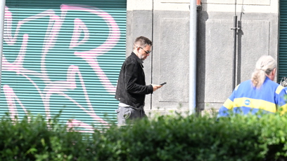 FOTO: Janek Bartoška byl spatřen u domu Jiřího Bartošky.