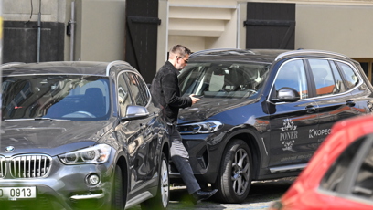 FOTO: Janek Bartoška byl spatřen u domu Jiřího Bartošky.