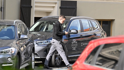 FOTO: Janek Bartoška byl spatřen u domu Jiřího Bartošky.
