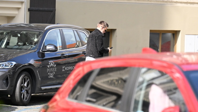 FOTO: Janek Bartoška byl spatřen u domu Jiřího Bartošky.