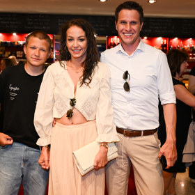 Agáta Hanychová po boku svých mužů.