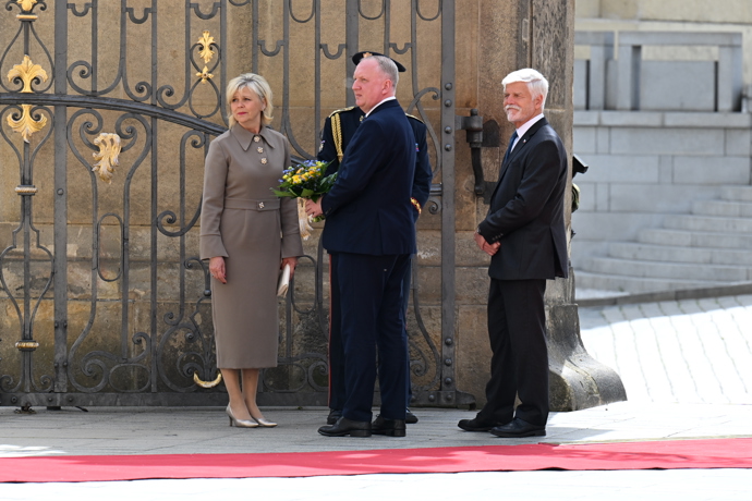 FOTO: Prezident republiky Petr Pavel a paní Eva Pavlová čekají na ukrajinského prezidenta Volodymyra Zelenského. – stránka 223