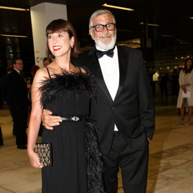 Andrea Bartošková svého manžela vždy doprovázela a do společnosti často volila šaty se zajímavými detaily, nezvyklým řešením i nevšedními detaily.