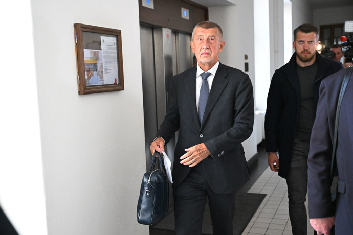 FOTO: Andrej Babiš na chodbě. – stránka 52