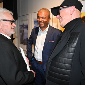 Fotograf Robert Vano pozval na svoji vernisáž v Tančícím domě Reye Korantenga a Jiřího Korna.