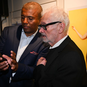 Robert Vano v minulosti fotil nahého také moderátora Reye Korantenga. Ten si vernisáž také nenechal ujít. I jeho fotografii na výstavě najdete. 