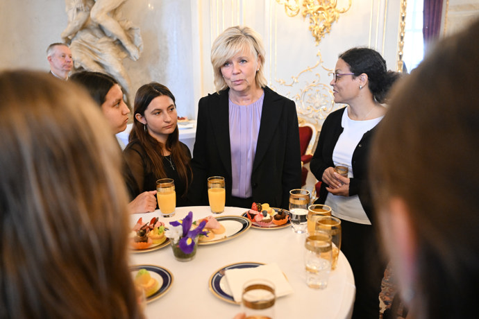 FOTO: Eva Pavlová se setkala s dětmi z dětských domovů a sociálně vyloučených komunit. – stránka 134