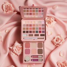 Paleta na oči, rty a tvář, Marionnaud, 599 Kč