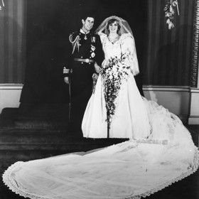 Lady Diana Spencer se v roce 1981 vdávala za prince Charlese v šatech z dílny Davida a Elizabeth Emanuelových v hodnotě 4,5 milionu korun.