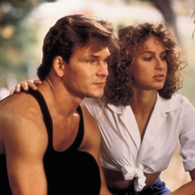 Stejně tak styling s vázáním bílé košile proslavila Baby v Hříšném tanci.