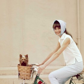 Kromě proužků nosila Audrey Hepburn na capri kalhotách i kostkovaný vzor.