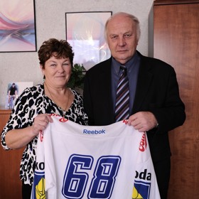 Anna a Jaromír Jágrovi (na snímku) to neměli v mladí jednoduché. Anně zavřeli komunisté tatínka za to, že nechtěl vstoupit do JZD, a podobným osudem si prošla i rodina jejího nastávajícího. Společně si pak zařídili hospodářství na Kladensku, kde ve volném čase dřeli na poli a kolem dobytka. Navíc se jim narodily dvě děti, přičemž ze syna Jaromíra chtěl mít táta hokejistu. Ani ve snu je ale nenapadlo, jak slavného sportovce jednou budou mít doma.