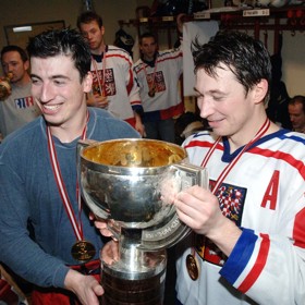 Bratři František (vpravo) a Tomáš (vlevo) Kaberlovi patří k legendám českého hokeje. Společně vybojovali například titul mistrů světa přesně před 20 lety ve Vídni.