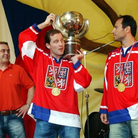 Před dvaceti lety vybojoval český národní tým zlato na hokejovém MS v Rakousku. Na oslavách v Litvínově nemohl chybět jeden ze strůjců vítězství, útočník Martin Ručinský (vpravo). S pohárem pózuje obránce a další litvínovský odchovanec Jiří Šlégr.