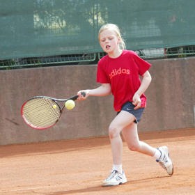 Sportovně nadaná Dominika, která jako by tátovi z oka vypadla, pronikla roku 2012 až do profesionálního tenisu. Kariéru v něm ale pár let poté ukončila.