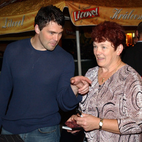 Jaromír se brzy vypracoval mezi hvězdy tuzemského hokeje a domácí rybníček mu začal být malý. Naštěstí přišla revoluce a s ní i možnost odejít do nejprestižnější ligy světa - zámořské NHL. Jelikož neuměl anglicky ani se o sebe pořádně postarat, vyrazila s ním to USA maminka Anna.