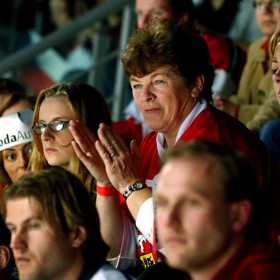 Za deset let v Pittsburghu nevynechala Anna Jágrová jediný zápas svého syna a stala se maskotem zdejších Pens. Kromě Jaromíra zajišťovala full servis i o jeho českým spoluhráčům.