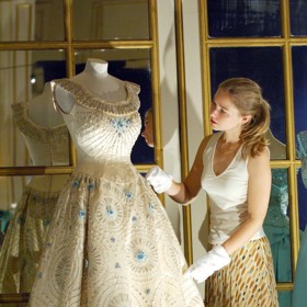 Korunovační róba vážila 13 kilogramů a zdobily ji výšivky státních znaků jednotlivých zemí Commonwealthu.