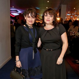 Ztvárnila je dvojčata Lisa a Louise Burnsovy, jimž tehdy bylo jedenáct let. Pro obě dámy to byla první a poslední filmová role, pak se jejich cesty ubíraly jiným směrem.