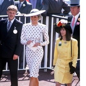 Byla to právě princezna Diana, kdo uvedl puntíky do královského šatníku a měl obrovskou zásluhu na jejich popularitě napříč světem. Takto se princezna z Walesu objevila například v roce 1988 na dostizích v Ascotu. Kombinaci klobouku nebo fascinátoru s bílými puntíkovanými šaty nyní při různých příležitostech oblékají snad všechny členky britské královské rodiny.