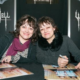 Obě dámy jsou ale stále aktivní v komunitě fanoušků hororu. A ačkoliv dávná děsivá dvojčata připomínají jen vzdáleně, pořád jsou si podobné jako vejce vejci.