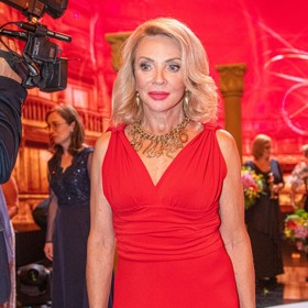 Rtěnky s červeným nádechem dokonale doplňují celkový look. Herečka totiž nezřídka volí i červené outfity