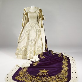 Tvorbou vlečky strávily švadleny 3 500 hodin.