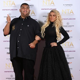 Britská glamour modelka Katie Price je celkem pětinásobnou mámou. Nejstarší syn Harvey (23) se potýká s autismem, částečnou slepotou a také vzácným genetickým onemocněním zvaným Praderův-Williho syndrom, kvůli němuž má mimo jiné neustále hlad. V roce 2021 udělala Katie bolestné rozhodnutí a syna poslala do ústavní péče.