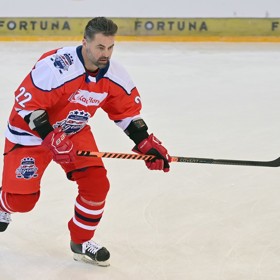 Hokej vydržel David Moravec hrát až do sedmatřiceti let. Chtěl, aby ho syn viděl na ledě a stal se pro něj inspirací. Snímek pochází z utkání hvězd u příležitosti 25. výročí vítězství hokejistů na olympiádě v Naganu.