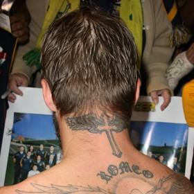 Velmi výrazná a také jeho ikonická tetování vznikla nejprve na zádech. Goticky stylizovaný kříž s křídly a pod nimi jméno druhého syna Romea, ukřižovaný anděl a na fotce to sice nevidíte, ale uprostřed zad je ještě jméno nejmladšího syna Cruze a pod ním na bedrech jméno provorozeného, Brooklyna.