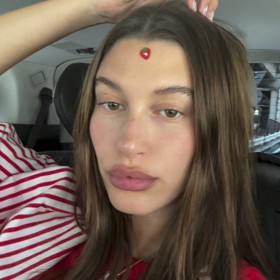 Pupínky se nevyhýbají ani celebritám. Modelka Hailey Bieber s nedokonalostmi pleti bojuje pomocí barevných náplastí na akné. Zábavné motivy se nebojí nosit i venku