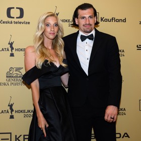 Daniel Voženílek s manželkou Danielou během slavnostního vyhlášení ankety Zlatá hokejka 2024. Spolu vychovávají tři syny - Eliáše, Tobiáše a Matyáše.