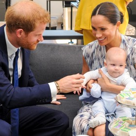 Když bylo Archiemu tři čtvrtě roku, přesídlila mladá rodina do Kalifornie, rodiště maminky Meghan, a vzdala se všech výhod plynoucích z členství v královské rodině.