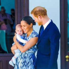 Za rozhodnutím opustit Británii stála podle Harryho a Meghan neustálá pozornost médií a také fakt, že princovu americkou manželku její noví příbuzní nikdy zcela nepřijali.