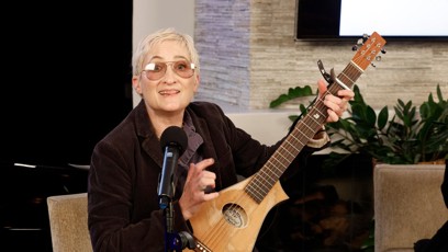 FOTO: Jill Sobule při svém vystoupení.