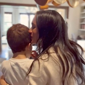 Archie si tak své urozené příbuzné zřejmě moc nepamatuje. I proto, že Harry nebyl s tátou Karlem III. poslední dobou vůbec v kontaktu a značně napjaté vztahy má i s bratrem Williamem. Naposledy se Harry objevil na tátově předloňské korunovaci, a to sám, bez rodiny.