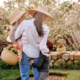 Meghan s Harrym se své děti Archieho a Lilibet snaží chránit před pozorností fanoušků a jejich tváře zásadně neukazují. Většinu času tráví rodina ve vile v Montecitu, kde hospodaří na zahrádce a Meghan vede potomky k lásce k přírodě i základním lidským hodnotám.