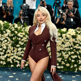 Zpěvačka Sabrina Carpenter na Met Gala.