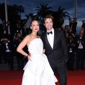 Na červeném koberci není nouze o drobná faux pas. Jako třeba to, když si herec Robert Pattinson omylem udělal rohožku z opulentní róby své kolegyni Jennifer Lawrence.