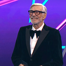 Vždy elegantní Jiří Bartoška, tak si ho budeme pamatovat. Ztvárnil řadu filmových i seriálových rolí, v 80. letech si zahrál ve velmi populárním seriálu My všichni školou povinní.