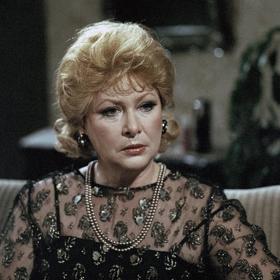 První manžel Aleny Vránové, Pavel Kohout, neunesl její románek s hercem Vladimírem Rážem. Pomstil se jí za to.