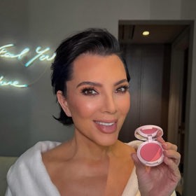 Kris Jenner vypadá jako její dcera Kim Kardashian.