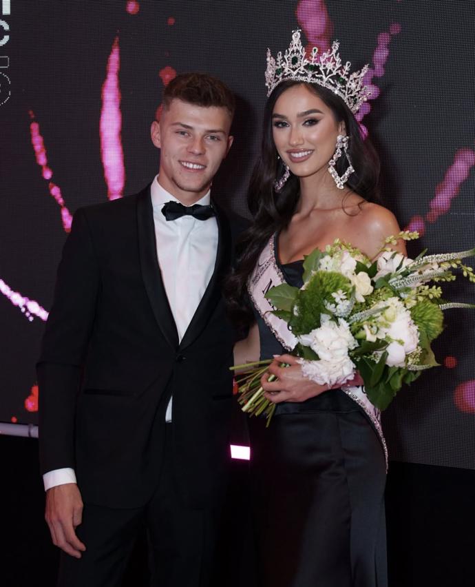 FOTO: Markéta Mörwicková se svým partnerem Filipem Salačem. – stránka 20