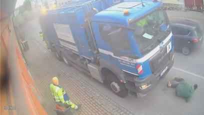 FOTO: Chodce popeláři přejeli.