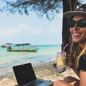 Na cestování si Veronika Havlíková vydělává psaním cestovatelských článků pro nejrůznější magazíny a je překladatelkou na volné noze. Pracovat tak často musí i na cestách. I když, takový home office bychom si také nechali líbit...