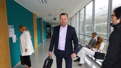 FOTO: Jaromír Soukup na chodbě u soudu.
